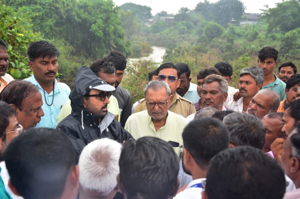 भर पावसात केंद्रीय राज्यमंत्री ना. प्रतापराव जाधव शेतकऱ्यांच्या बांधावर 60ca39d0 db69 46c2 887d 0a49f06e54bc
